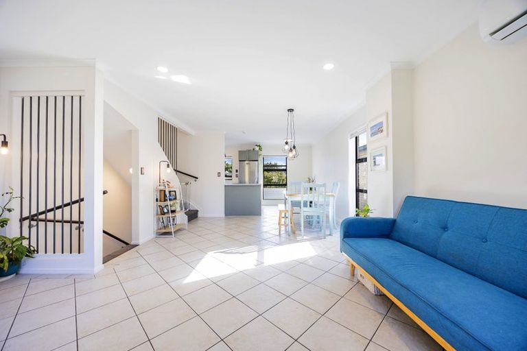 Photo of property in 7 Barnea Circle, Glen Eden, Auckland, 0602