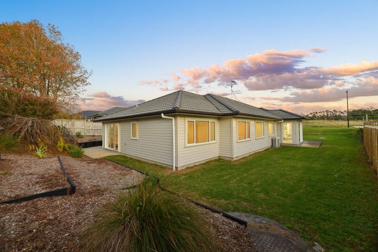 Photo of property in 12 Lockyer Road, Kumeu, 0810