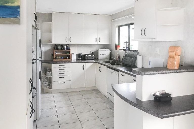 Photo of property in 18 Glencoe Road, Browns Bay, Auckland, 0630