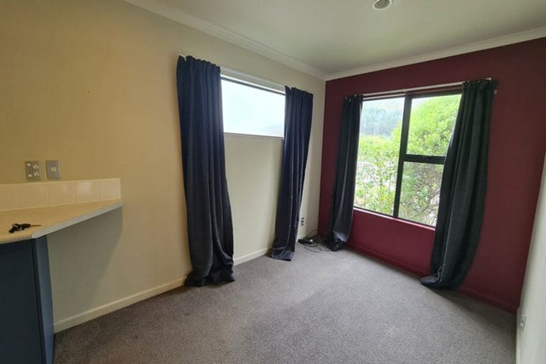 Photo of property in 30a Domanski Crescent, Owhiro Bay, Wellington, 6023