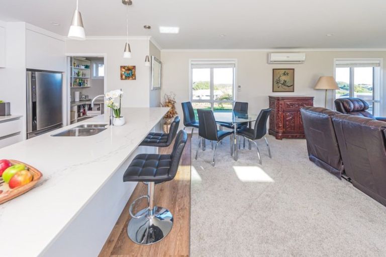 Photo of property in 37 Golf Vue Place, Castlecliff, Whanganui, 4501