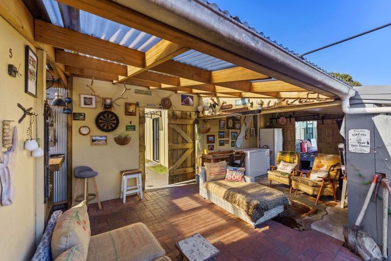 Photo of property in 6 James Street, Waikawa Beach, Levin, 5573