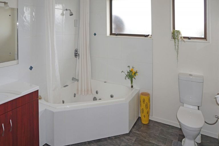 Photo of property in 2 Falcon Street, Newfield, Invercargill, 9812