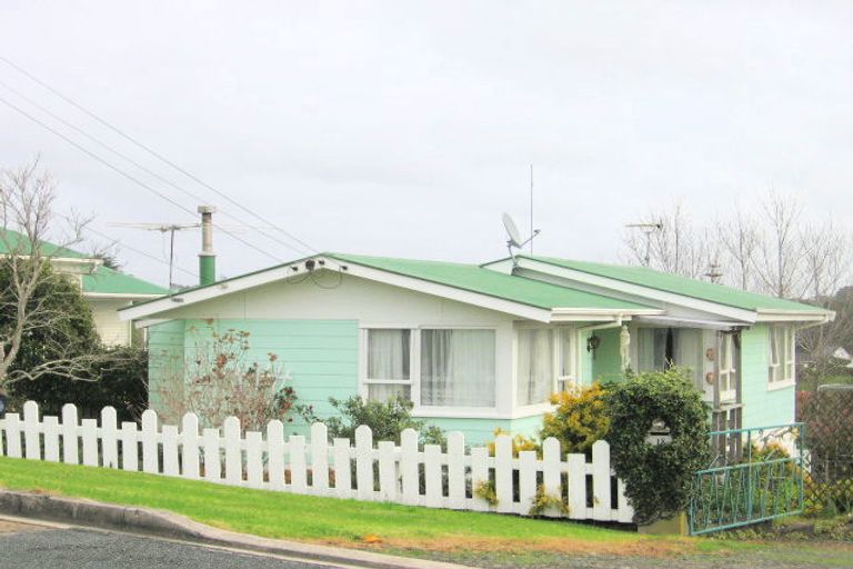 Photo of property in 18 Moffat Road, Red Beach, 0932