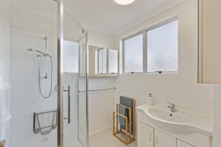 Photo of property in 6 Fairview Place, Westown, New Plymouth, 4310