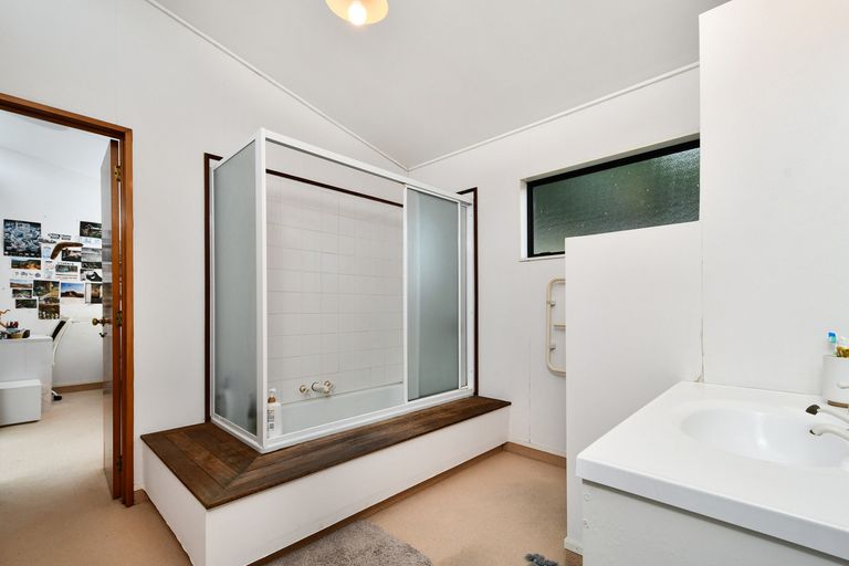 Photo of property in 16 Opanuku Road, Henderson Valley, Auckland, 0612