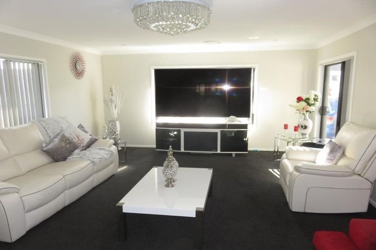 Photo of property in 32 Mervyn Kemp Drive, Tawa, Wellington, 5028