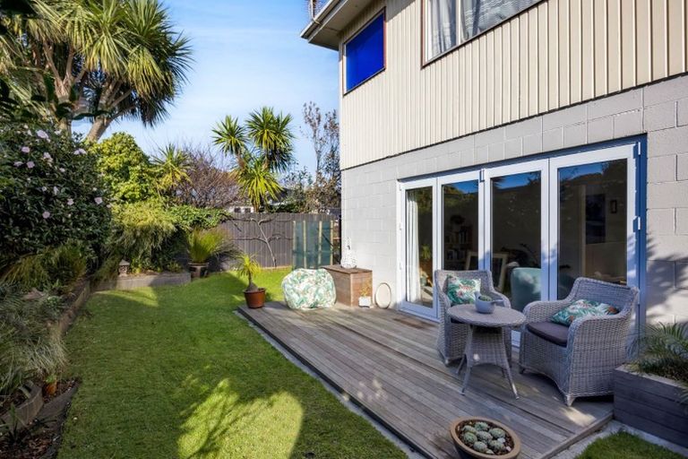 Photo of property in 2/30 Hamblyn Street, Strandon, New Plymouth, 4312