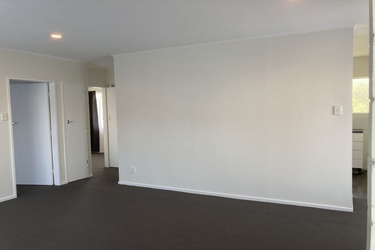 Photo of property in 2/105 Apu Crescent, Lyall Bay, Wellington, 6022