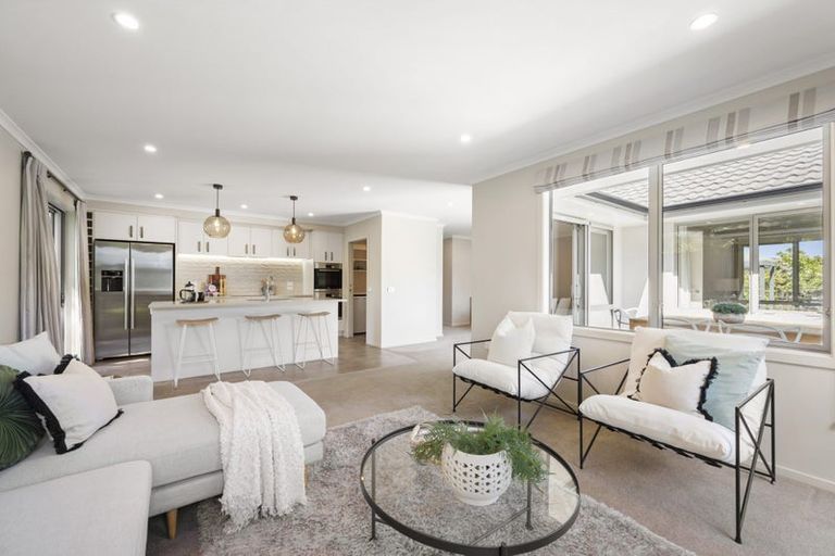 Photo of property in 8 Bateson Way, Heretaunga, Upper Hutt, 5018