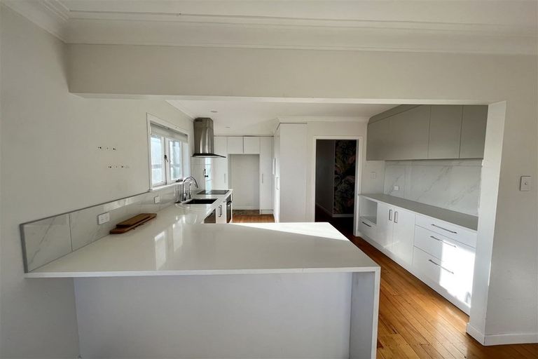 Photo of property in 21 Yeovil Road, Te Atatu Peninsula, Auckland, 0610