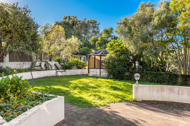 Photo of property in 30 Hoskins Avenue, Hillsborough, Auckland, 1042