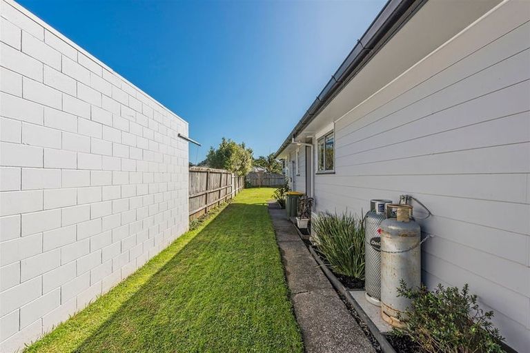 Photo of property in 4 Pipitea Place, Massey, Auckland, 0614