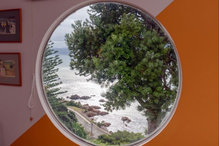 Photo of property in 22 Fortification Road, Karaka Bays, Wellington, 6022