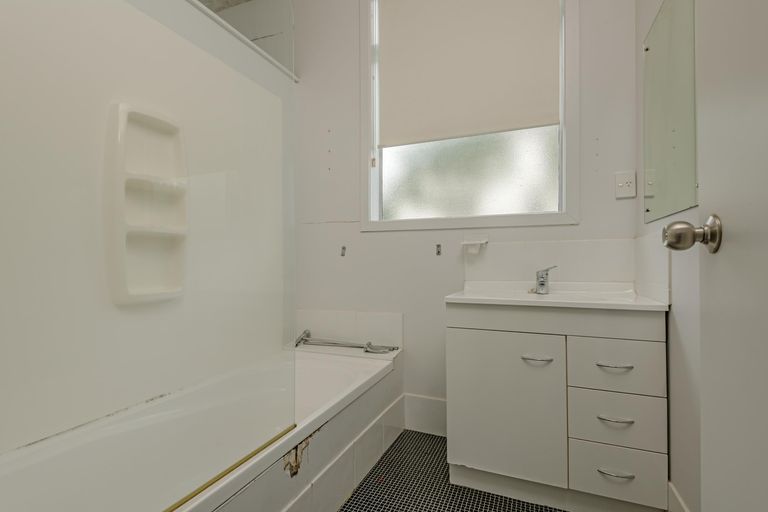 Photo of property in 2 Kowhai Street, Tokomaru, Palmerston North, 4474