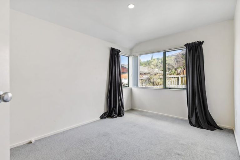Photo of property in 11 Mannikin Place, Unsworth Heights, Auckland, 0632