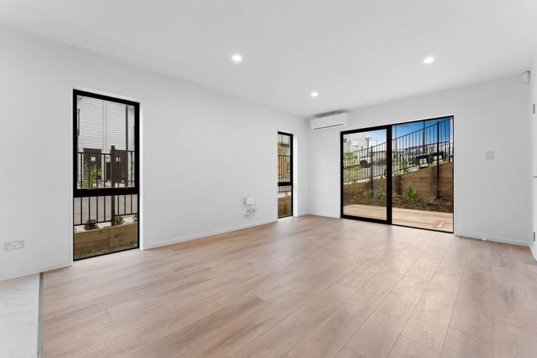 Photo of property in 18 Dotterel Place, Westgate, Auckland, 0614
