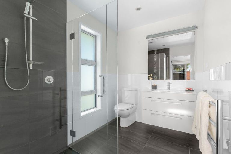 Photo of property in 33 Karoro Road, One Tree Point, 0118