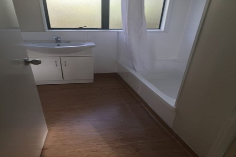 Photo of property in 15 Aldern Road, Massey, Auckland, 0614