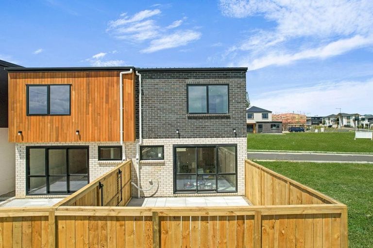 Photo of property in 36 Taipahitini Road, Rosehill, 2113