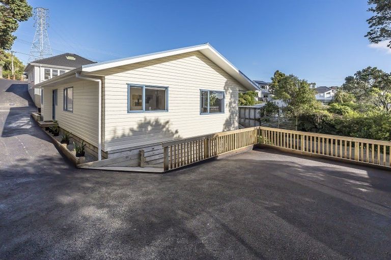 Photo of property in 49a Lyndfield Lane, Newlands, Wellington, 6037