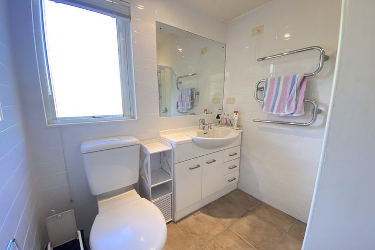 Photo of property in 6e Clearwater Cove, West Harbour, Auckland, 0618