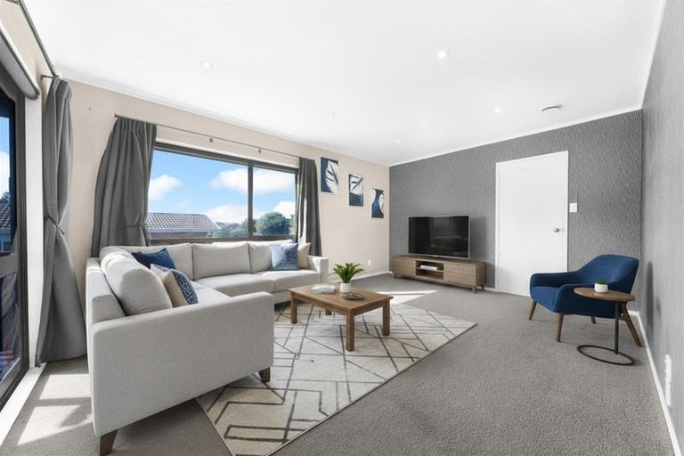 Photo of property in 1/5 Eulogy Place, Randwick Park, Auckland, 2105