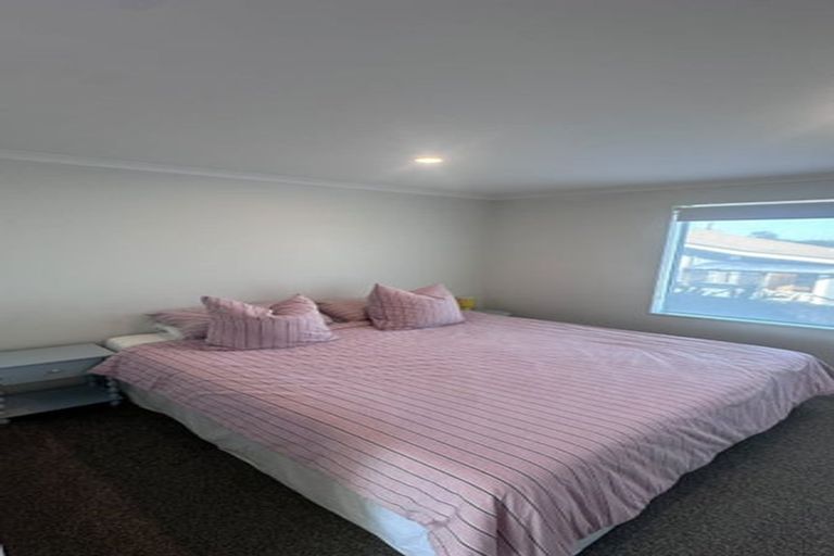 Photo of property in 8 Wharara Lane, Massey, Auckland, 0614