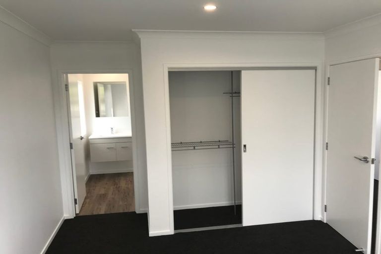 Photo of property in 12c Dawn Place, Te Atatu South, Auckland, 0610