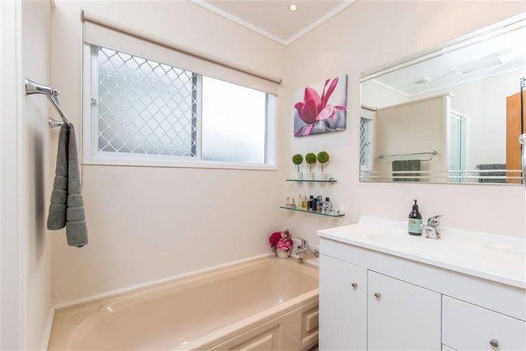 Photo of property in 1/9 Courant Place, Clover Park, Auckland, 2019