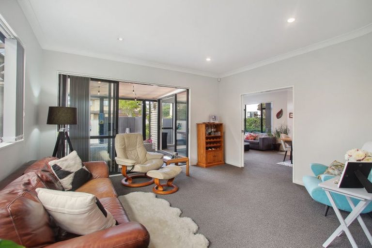 Photo of property in 22 Midhurst Avenue, Henderson, Auckland, 0612