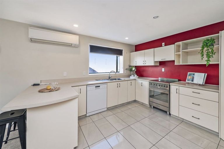 Photo of property in 3/118a Sawyers Arms Road, Northcote, Christchurch, 8052