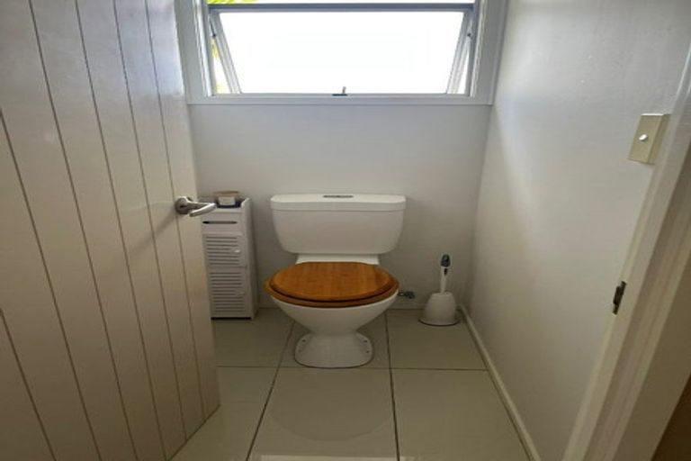 Photo of property in 2/23 Santiago Crescent, Unsworth Heights, Auckland, 0632