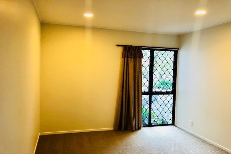 Photo of property in 20 Gillard Place, Eastern Beach, Auckland, 2012