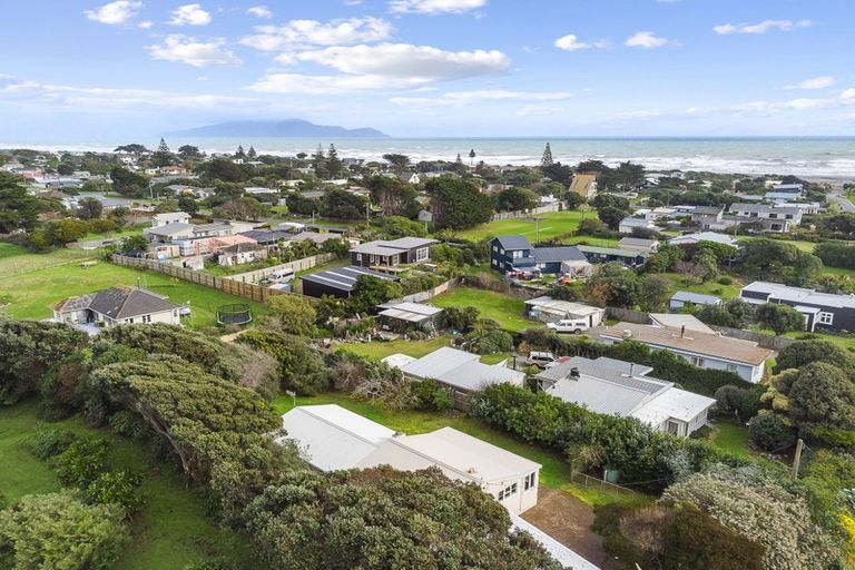 Photo of property in 325 Te Horo Beach Road, Te Horo Beach, Otaki, 5581