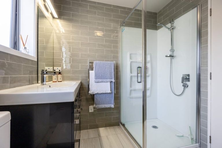 Photo of property in 1/66 Browns Bay Road, Rothesay Bay, Auckland, 0630