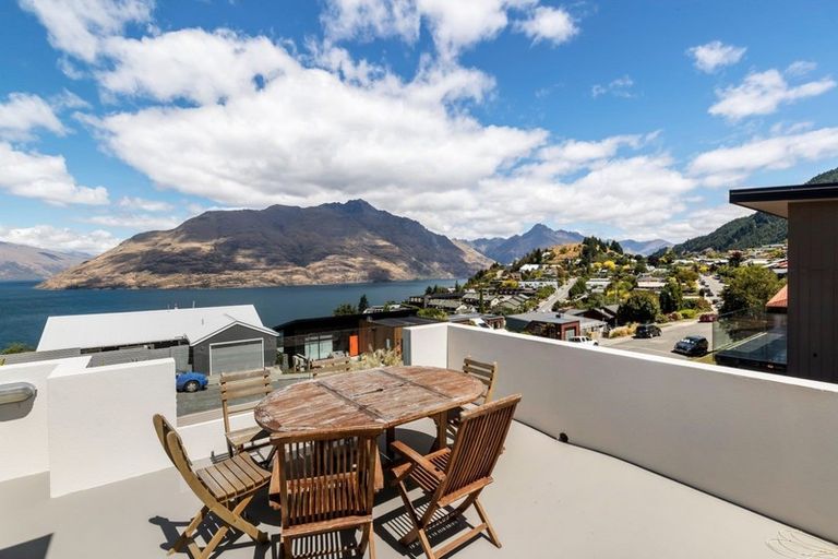 Photo of property in 72 Wynyard Crescent, Fernhill, Queenstown, 9300