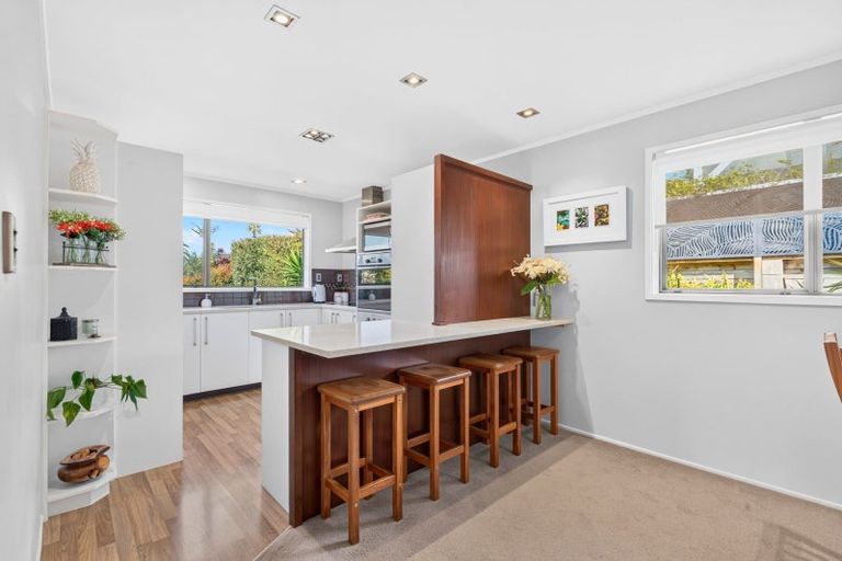Photo of property in 4 Valdese Rise, Browns Bay, Auckland, 0630