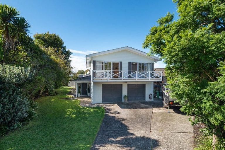 Photo of property in 26 Holdaway Avenue, Northcote, Auckland, 0627