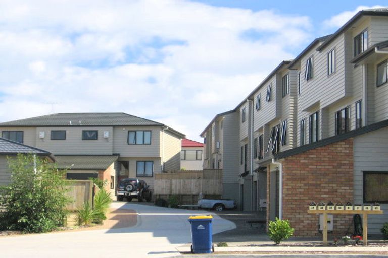 Photo of property in 11/22 Northcross Drive, Oteha, Auckland, 0632