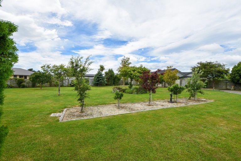 Photo of property in 8 Daffodil Grove, Carterton, 5713