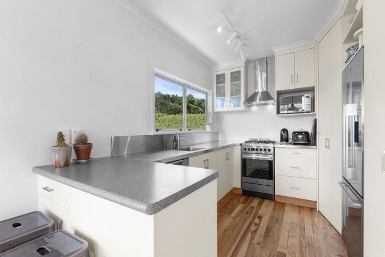 Photo of property in 37 Mcfarlane Street, Oakura, 4314