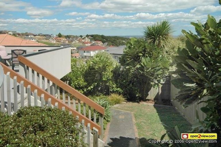 Photo of property in 102a Manhattan Heights, Glendene, Auckland, 0602