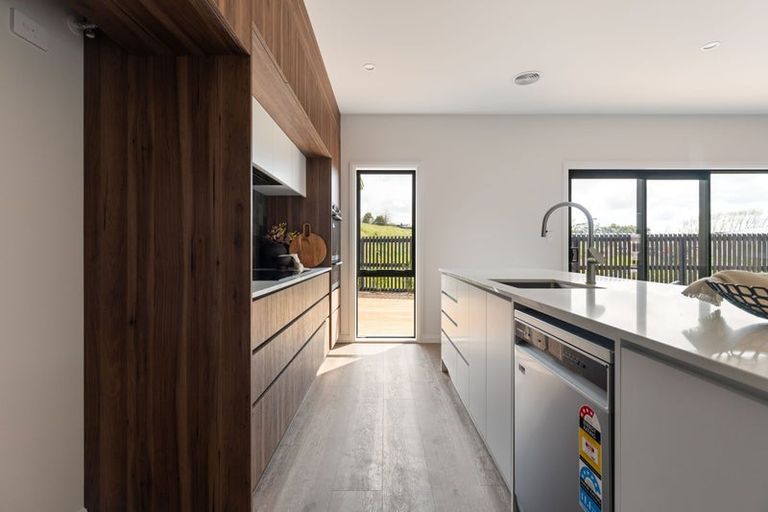 Photo of property in 7 Rangeview Drive, Kelvin Grove, 4414