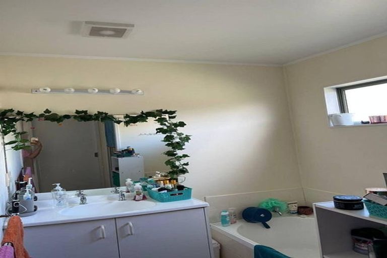 Photo of property in 357 Glenfield Road, Glenfield, Auckland, 0629