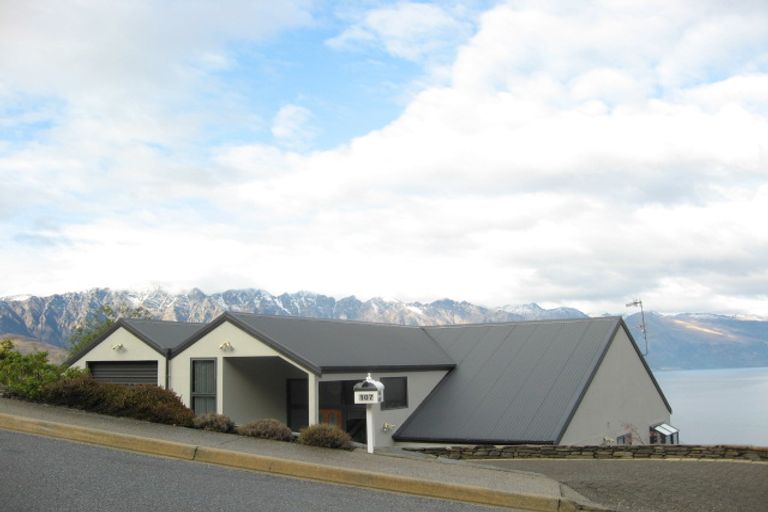 Photo of property in 107 Wynyard Crescent, Fernhill, Queenstown, 9300