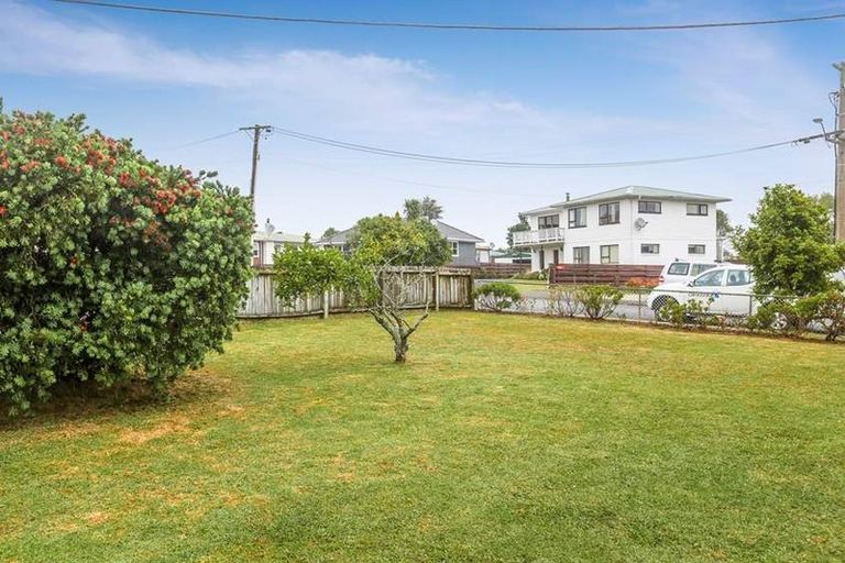 Photo of property in 14 Mackenzie Street, Te Atatu South, Auckland, 0610