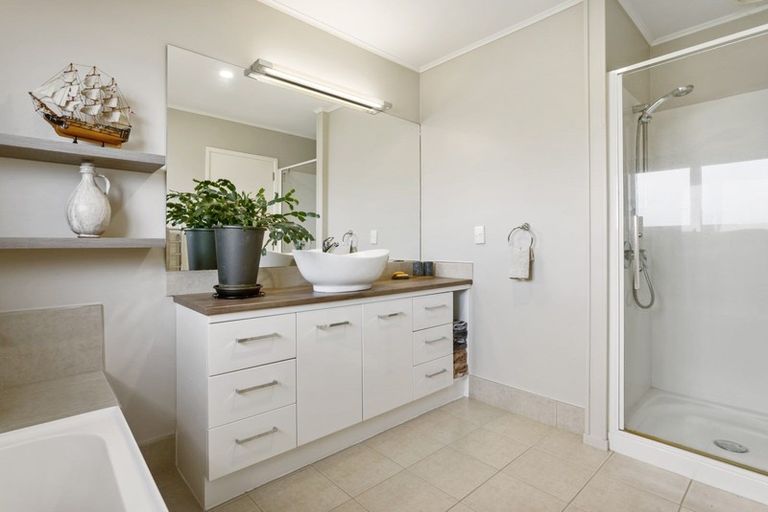 Photo of property in 30 Booralee Avenue, Botany Downs, Auckland, 2010