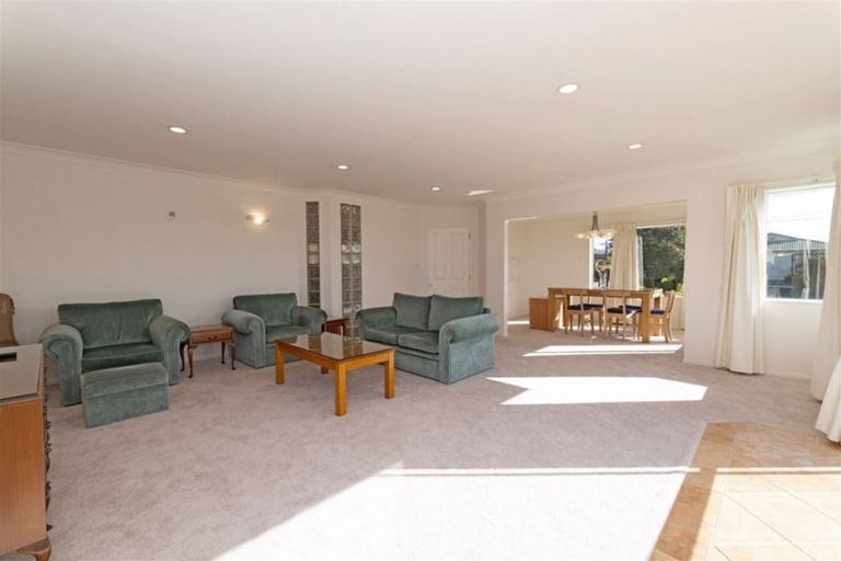 Photo of property in 2/89 Aberdeen Road, Castor Bay, Auckland, 0620