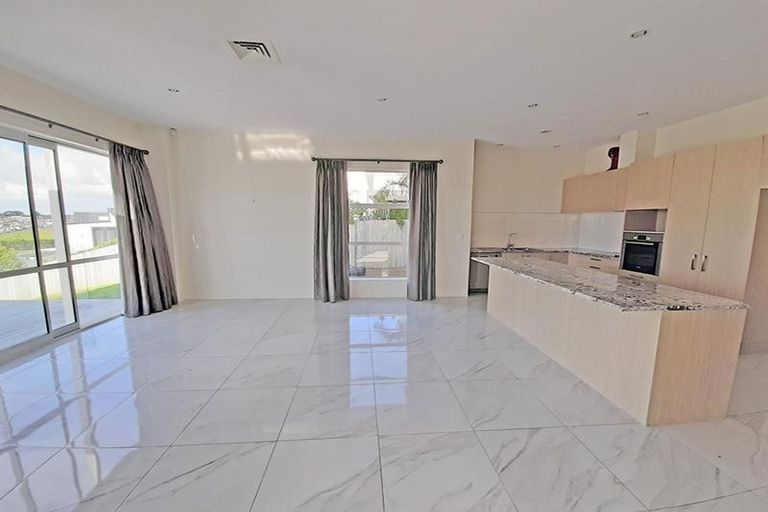 Photo of property in 12 Butler Stoney Crescent, Silverdale, 0932